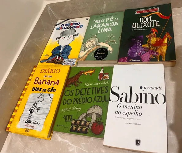 Livros um pack com 6 livros cada um por 20