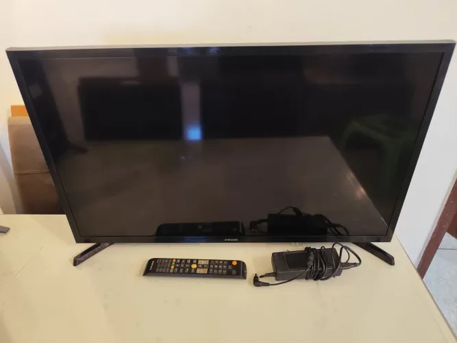 TV Samsung 32 Polegadas Smart<br>Vai com controle e Cabo AC<br>R$: 550,00