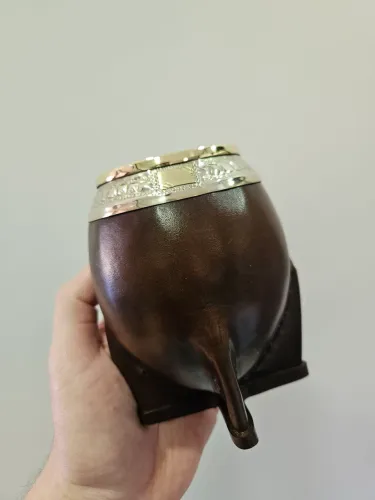 Cuia Torpedo uruguaio em couro e bocal em alpaca com bronze.
