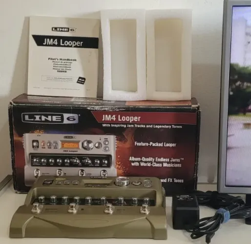 Pedaleira Loop Line 6 JM4 Looper multiefeitos p/ Guitarra e Voz na caixa e fonte Original.