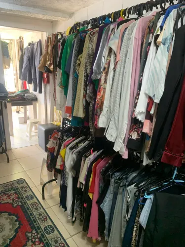 Vendo mil peças de roupas para brechó / bazar são peças usadas em ótimo estado !