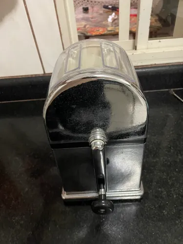 Triturador de gelo em metal - manual - aparência Vintage