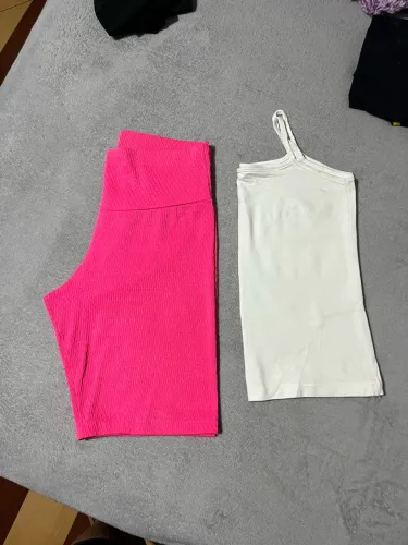 Lote de roupas e sapatos