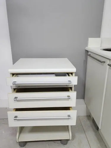 Armario  auxiliar odontológico 