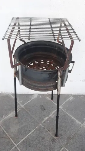 Churrasqueira desmontável com 2 espetos