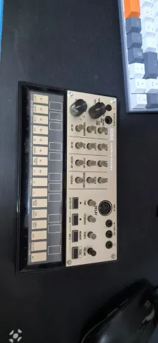 Módulo Sintetizador Analógico Korg Volca Keys Loop 27 Teclas