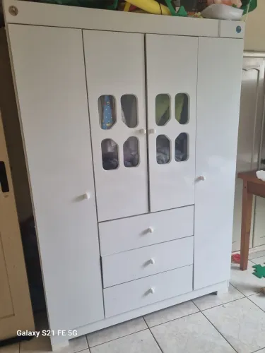 Roupeiro e comoda infantil