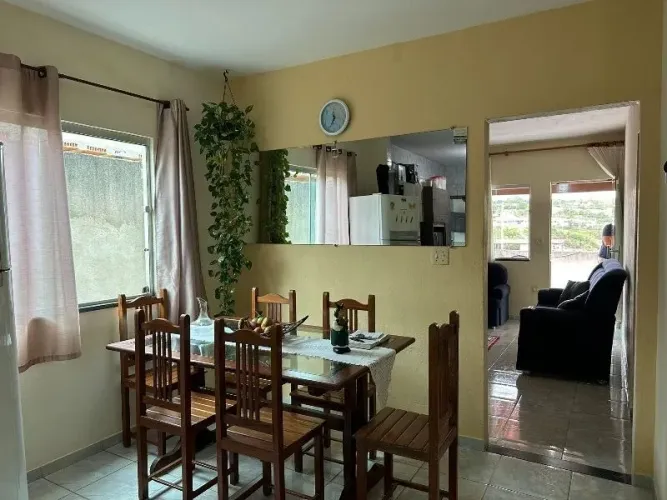 Casa com telhado e varanda no entorno da casa com telhado colonial, 3 Qtos, 1 suíte, 6 Vag
