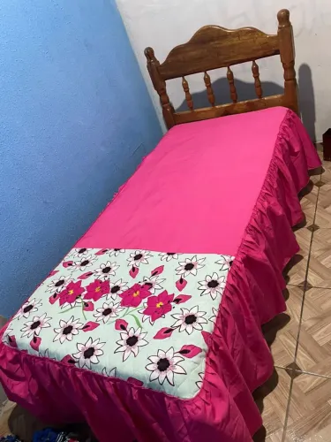 Vendo cama de solteiro em madeira ótimo estado