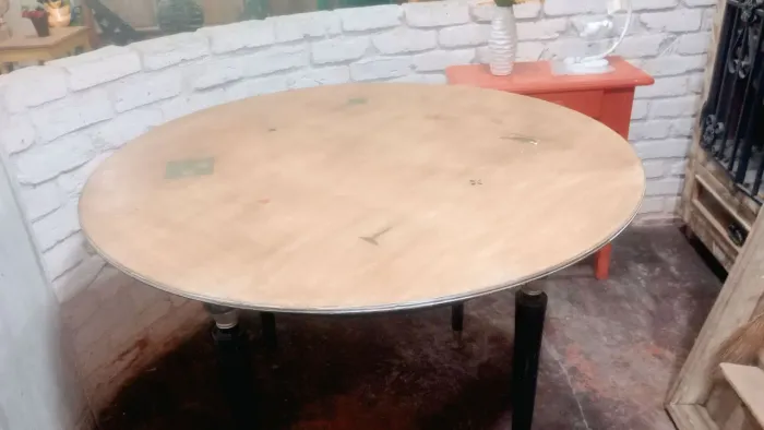 Mesa Vintage em Peroba Rosa com Figuras de Naipes - Rara. Decorações rústicas e artísticas