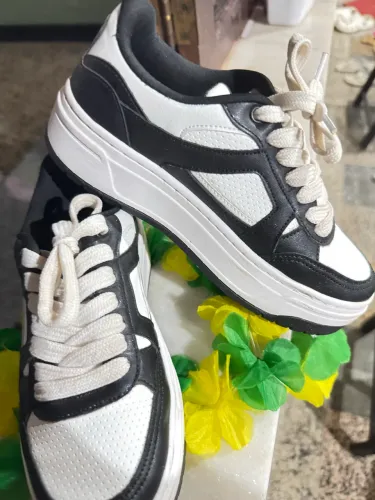 Tênis preto e branco