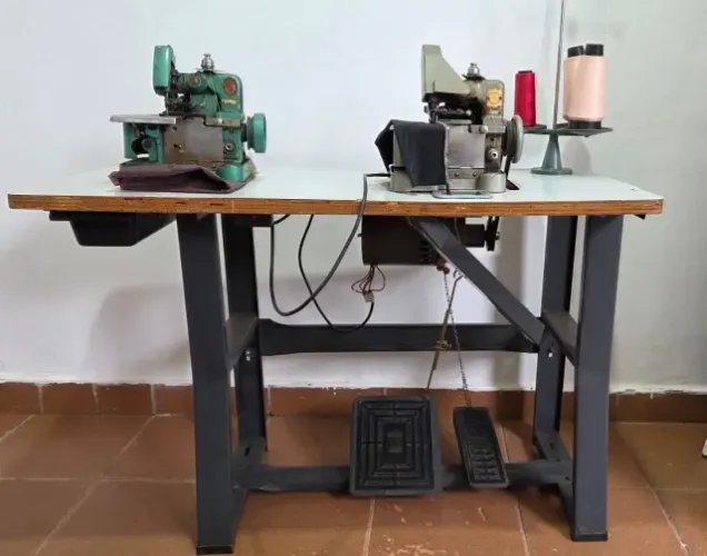 MÁQUINA DE COSTURA OVERLOCK INDUSTRIAL COM MESA, MOTOR E PEDAL - SINGER