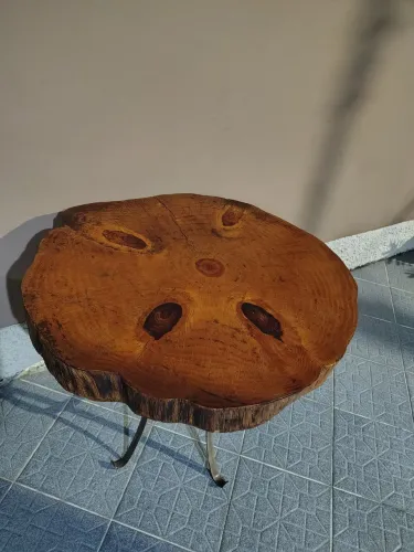 Mesa de Centro Rústica em Madeira Maciça com Pé de Ferro Artesanal