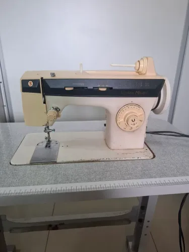 Máquina de costura Singer com bancada