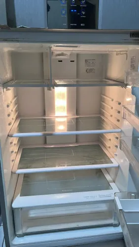 Uma geladeira