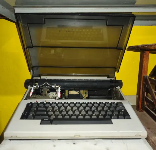 Antiga Olivetti ET Personal 50 no estado