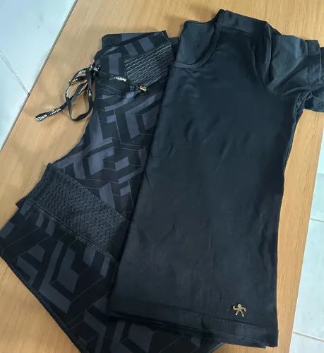 conjunto fitness legging mar & bronze e blusa preta sarado