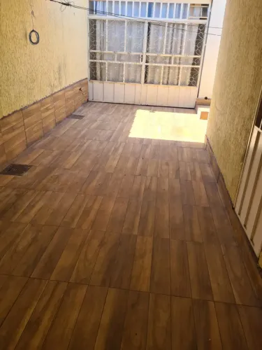 EXCELENTE CASA PARA LOCAÇÃO COM 2 QUARTOS, GARAGEM E INTERNET. POSSUI LAJE E ÁREA DE SERVI