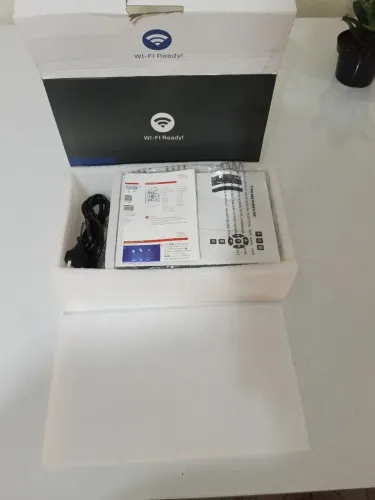 Projetor Portátil Wi-Fi Ready + Controle + Caixa - Semi novo