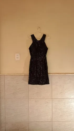 Vestido de Renda com Brilho.