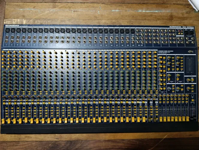 Mesa de som Behringer MX3282A