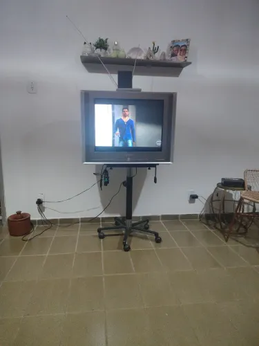 Tv antiga funcionando grande