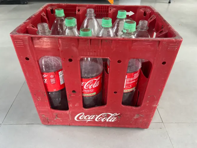 Grade completa de refrigerante retornável de 2 litros de coca-cola