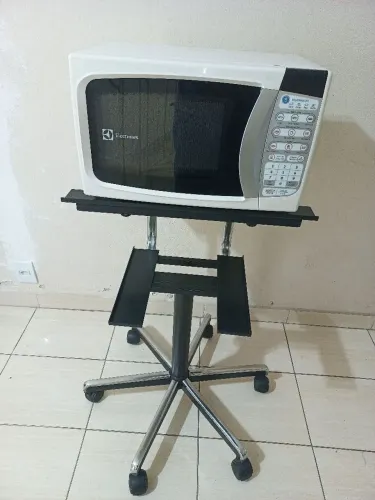 FORNO MICROONDAS ELETROLUX MODELO MTD30 NA COR BRANCA DE 20 LITROS DE 220V VALOR R$ 350,00