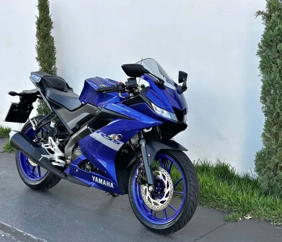 YAMAHA YZF R15 2024 muito bem conservada