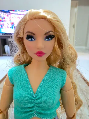 Barbie Looks #16 Estilizada com Cílios e Unhas Postiças