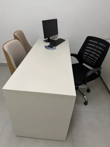 Mesa com cadeiras para escritório