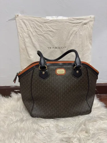 Bolsa Victor Hugo Preta e Laranja