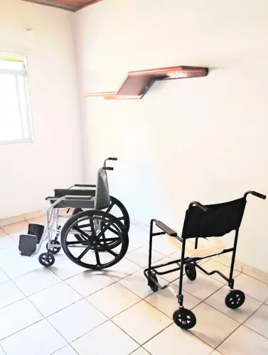 cadeira de rodas e cadeira de banho