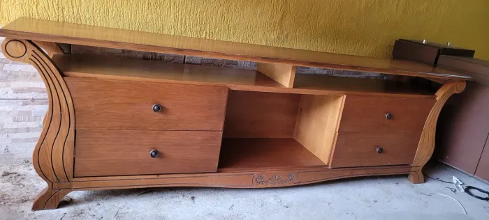 Lindo rack em madeira maciça, em ótimo estado de conservação. Medidas: 2.30 x 45