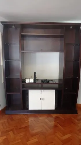 Cristaleira em mDF escura.