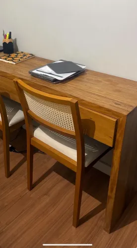 Cadeira de jantar em madeira com assento estofado e encosto em tela sextavada