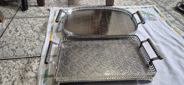 Dus bandeja decorativas de metal prateado trabalhado