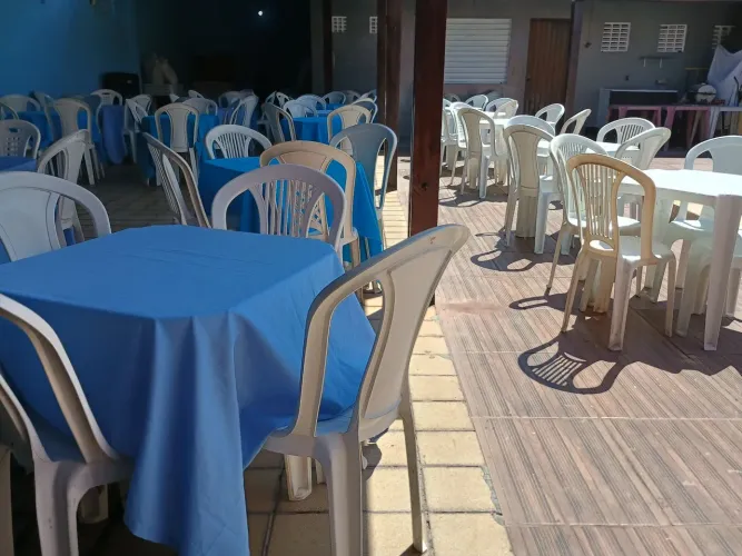Salão de festa com piscina