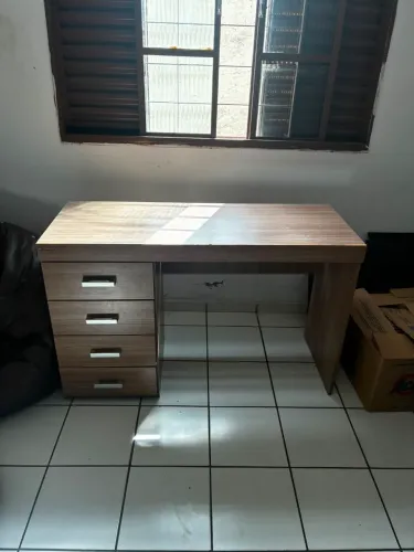 Mesa de Escritório/Estudo com 4 Gavetas - Excelente Estado