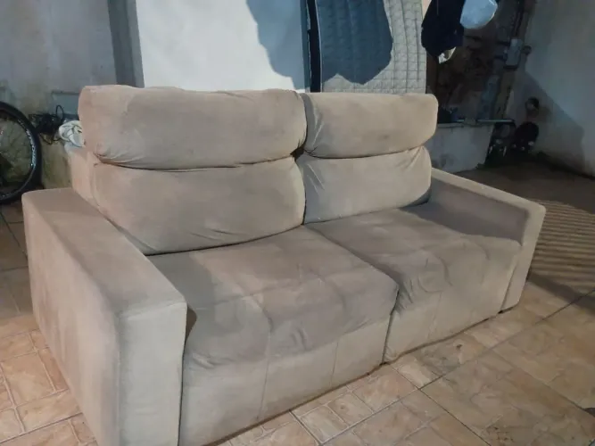 Vendo sofá retrátil 2 lugares semi novo entrego passo cartão de crédito higenizado já