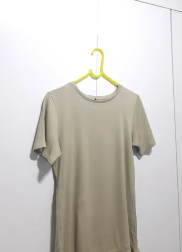 Blusa Liquido Feminina Plus Size G2 Bege Canelada Manga Curta