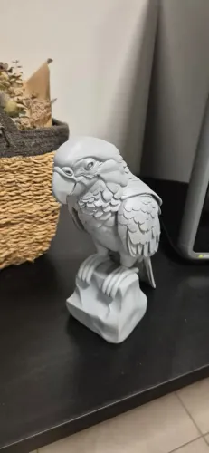 Arara decorativa em plástico