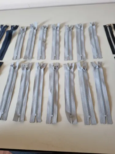 Vendo vários ziper de calça novos,tamanho 22 e 15 cm.Total 34 zipes.