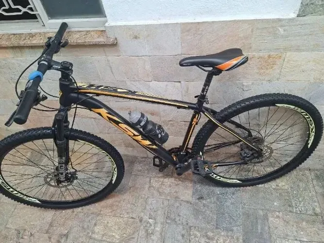 Bicicleta mountain bike aro 29 da marca KSW (modelo XLT)