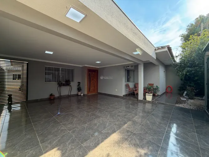 CASA SEMIMOBILIADA À VENDA NO JARDIM VENEZA EM APUCARANA.