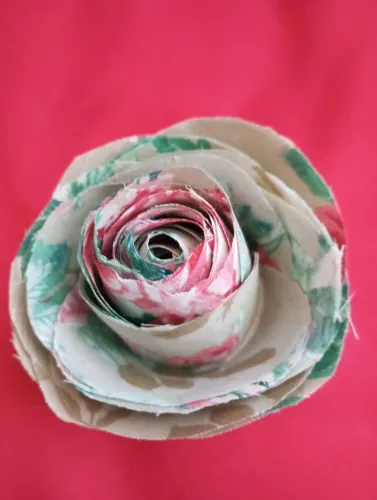 Faço flor de tecido por encomenda