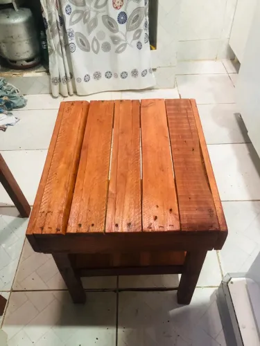 ESTOU VENDENDO ESTA LINDA MESA FEITA ARTESANALMENTE COM MADEIRA DE PALLETS.