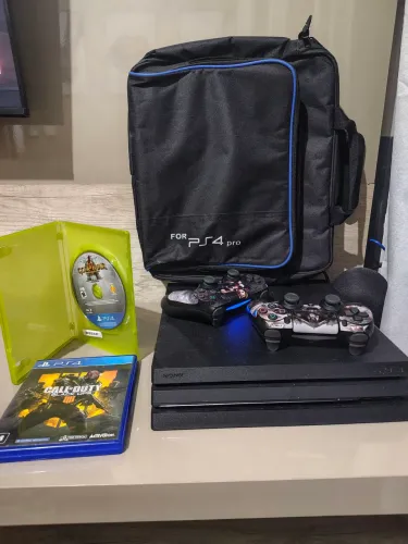 Ps4 pro com dois controles, dois jogos e bolsa de transporte 