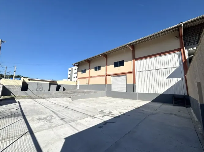 Galpão para locação no bairro Itoupavazinha! 450m², mezanino com 01 sala para escritório,