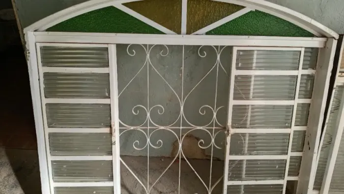 Vitro com grade e vidro 1,5 de largura